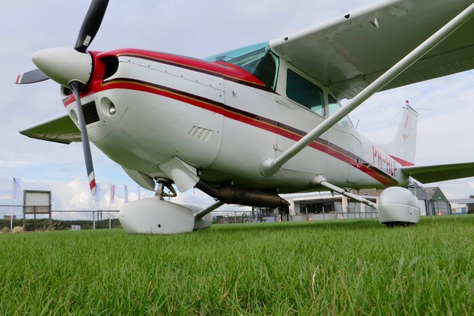 Vliegveld midden Zeeland+Cessair-min.jpg