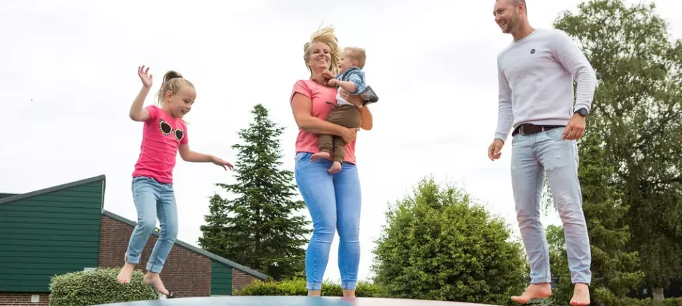 Gezin op airtrampoline.webp