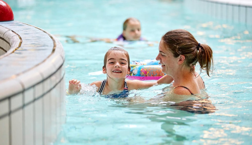 Moeder-en-dochter-in-zwembad