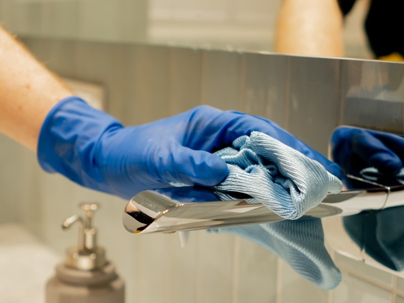 close-up-in-the-apartment-cleaning-a-mirror-with-a-2026-03-13-04-22-25-utc.jpg