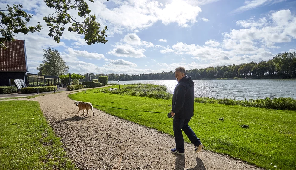 Man-die-hond-uitlaat.webp
