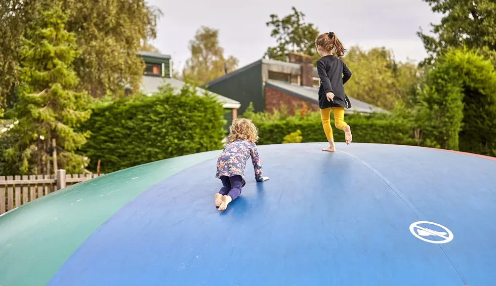 twee kinderen op een airtrampoline.webp