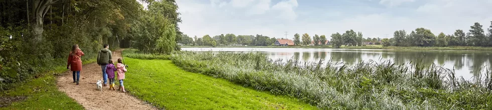 gezin-loopt-over-pad.webp